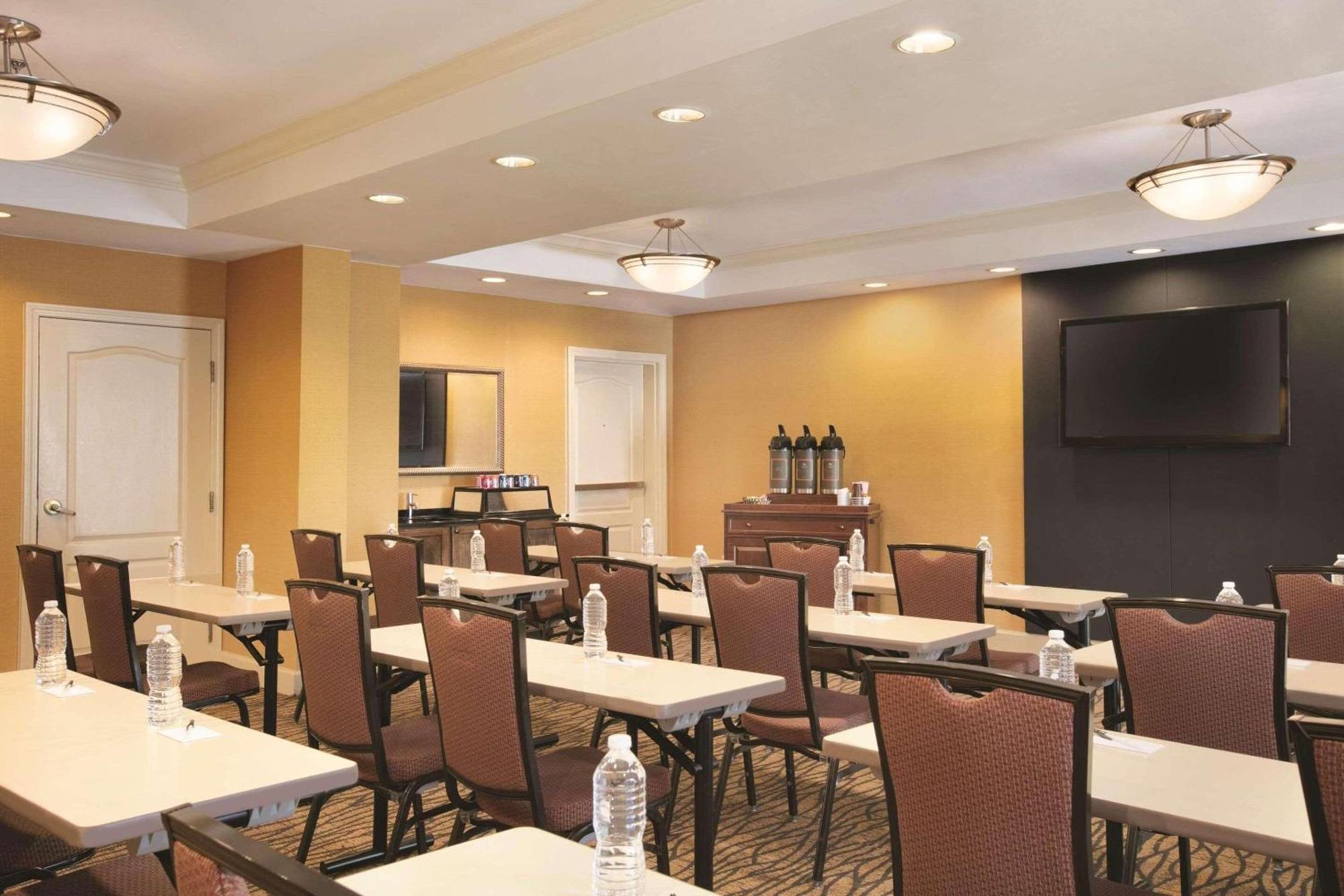 Country Inn & Suites By Radisson, Atlanta Airport North, Ga Hapeville Exterior foto